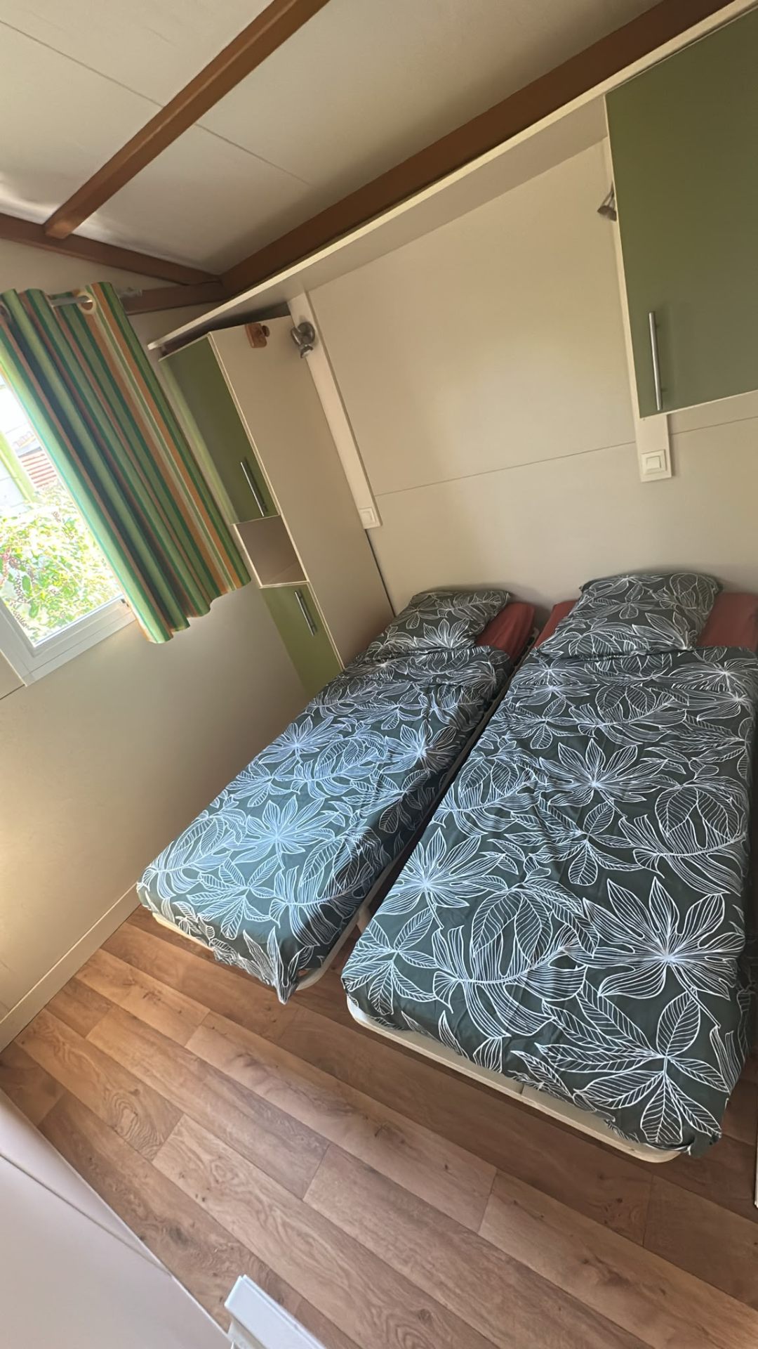 Chambre avec deux lits simples et rangements