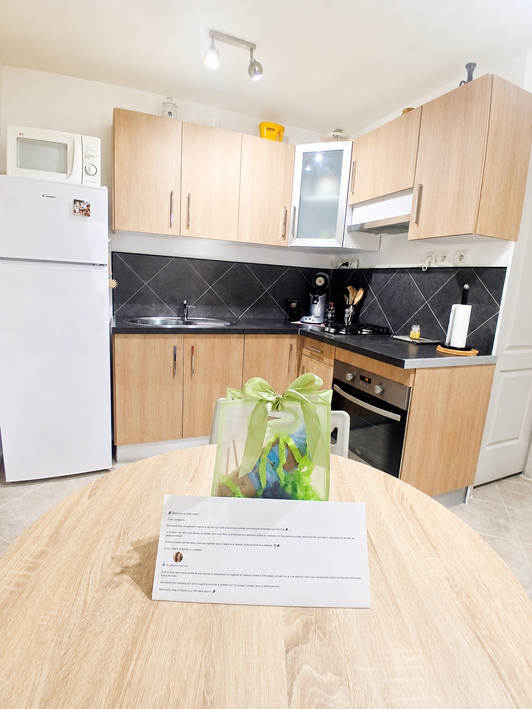 Cuisine équipée et lumineuse avec le mot d'accueil sur la table
