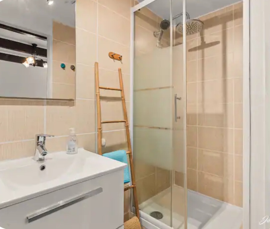 Salle de bain avec douche et vasque