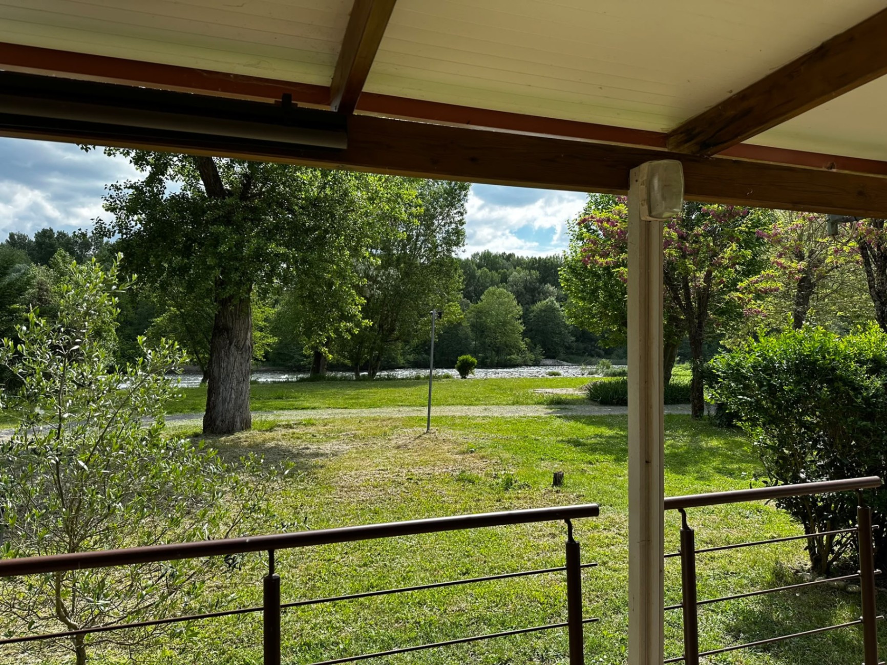 Vue sur la rivière et les prairies depuis la terrasse couverte